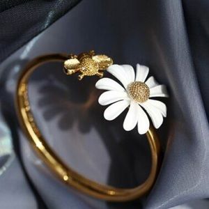 Beautiful Bangle White Daisy Flower and a cute bee